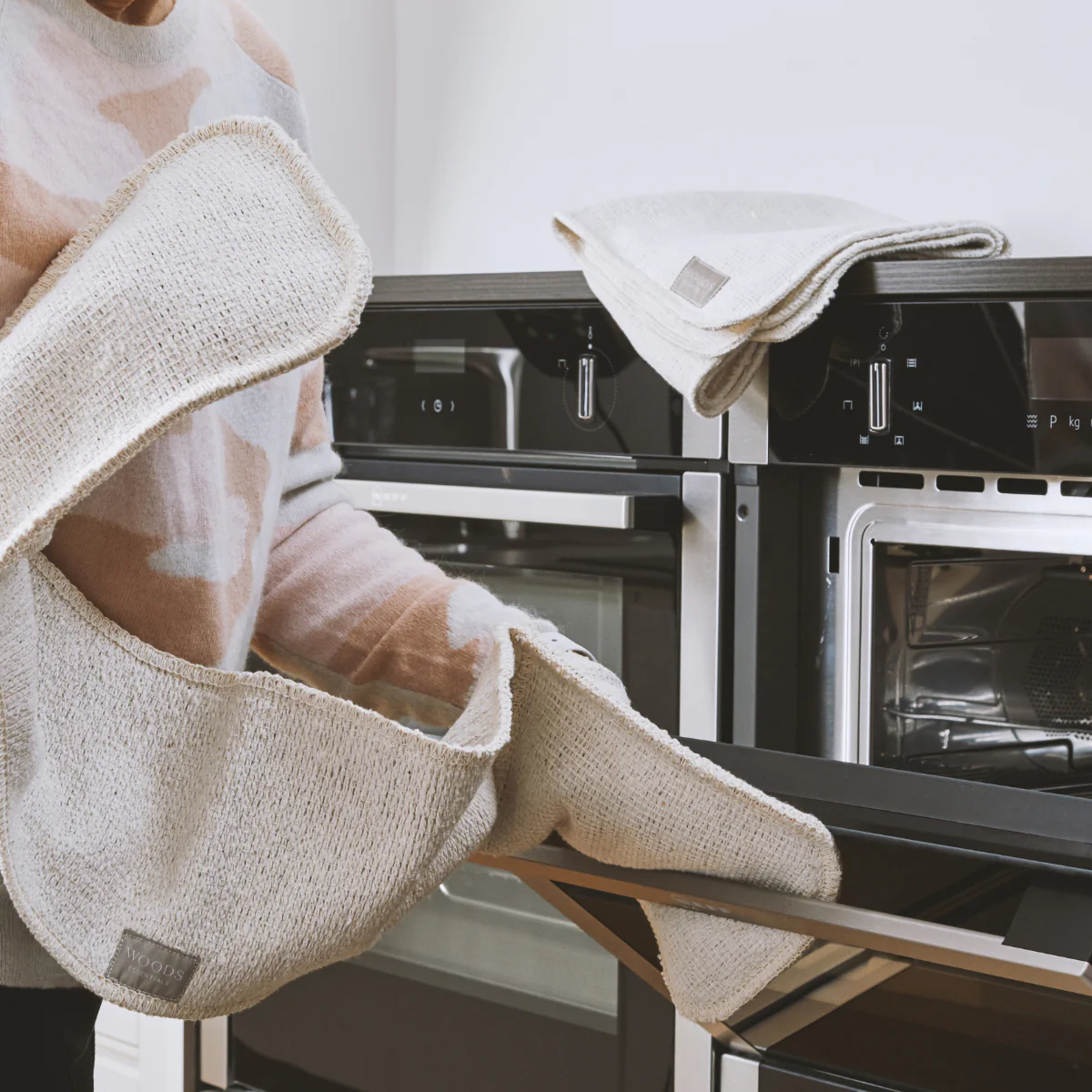 Woods Traditional Cotton Double Oven Gloves - Image 4